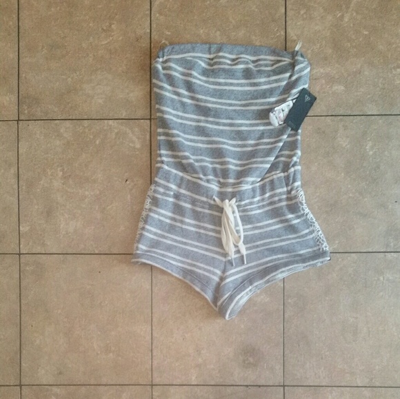 SOLD. GUESS Women's Strapless Striped Romper Small - Picture 3 of 4